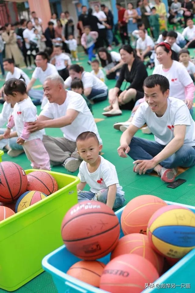 我们三个一起吃饭上课，她们两关系更好一点，我像半透明一样，现在我自己吃饭上课，想问要不要删除微信？