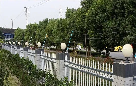 郑州小区暴雨中倒下一堵墙，物业预算维修费达129万，业主们的反响如何？