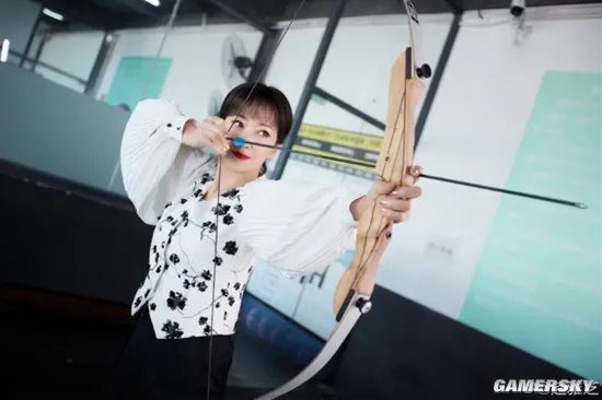 赵雅芝70岁状态登热搜引热议 粉丝质疑经纪人：让老奶奶玩滑板？