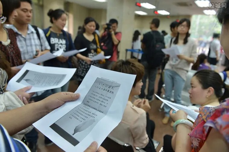 普通护照收费降低 往来港澳通行证收费标准公布