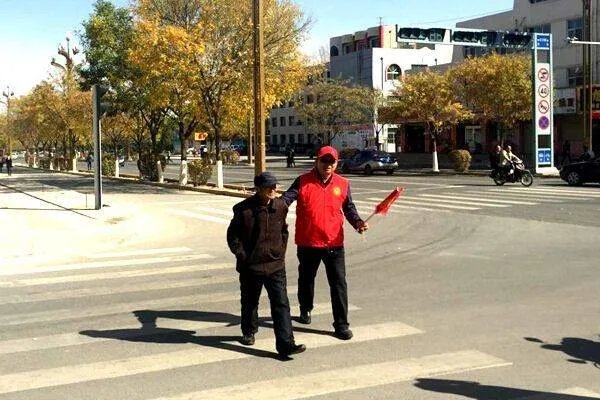 老人艰难过马路，绿灯为他多亮97秒，这有没有感动到你？