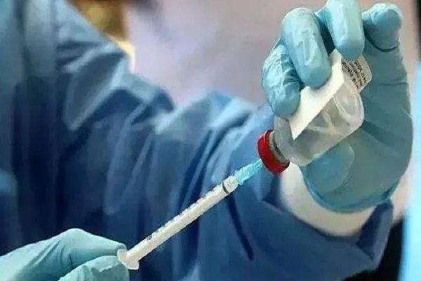 普京女儿率先接种新冠疫苗，接种后有什么反应？