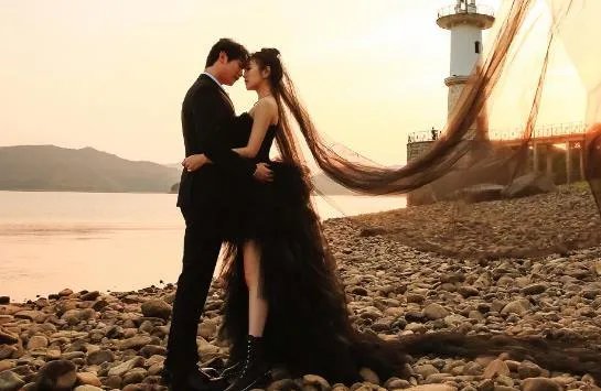 黑色婚纱的含义和象征是什么呢 结婚穿黑婚纱只会丧偶是真的吗