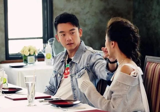 如何看待郑凯微博爆出与程晓玥分手的消息呢？