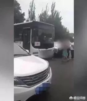 劳斯莱斯撞上公交车，修理费天价谁承担？