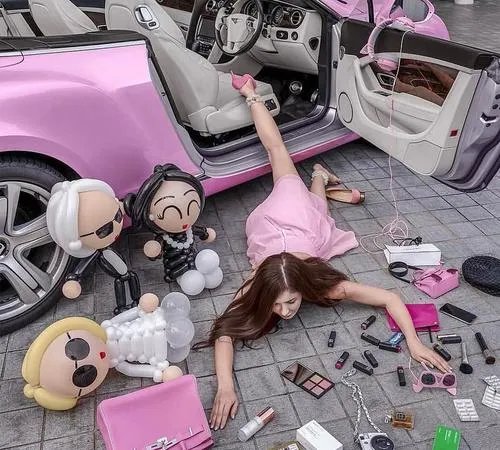 视频博主炫富被批后纷纷道歉删视频，炫富是一种什么行为？