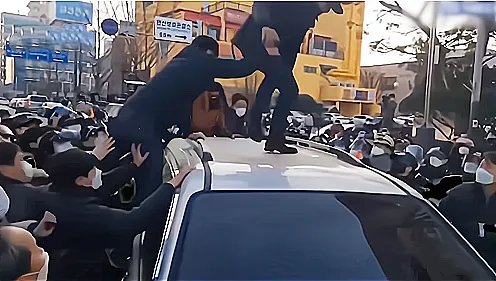 素媛案罪犯赵斗淳出狱后，当地群众对其做了哪些不理智的行为？