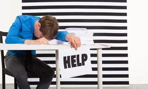 员工长期加班回家后猝死，该员工猝死是加班导致的吗？