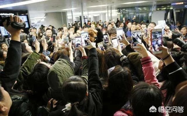 林俊杰经纪人打掉粉丝手机阻止拍摄，林毫无反应，你怎么看？