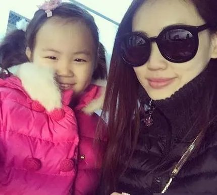 王宝强儿女首曝光 呆萌乖巧惹人爱