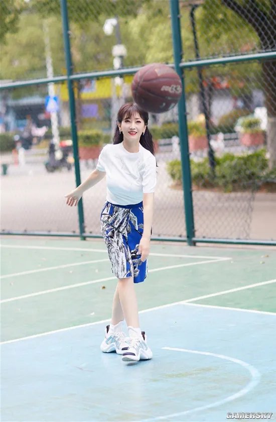 赵雅芝70岁状态登热搜引热议 粉丝质疑经纪人：让老奶奶玩滑板？