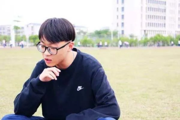 不知道算是谁的错两个人变得话不多