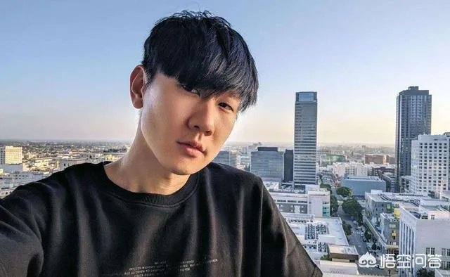 林俊杰经纪人打掉粉丝手机阻止拍摄，林毫无反应，你怎么看？