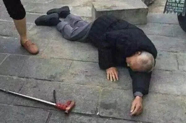 最初扶倒地老人的事件