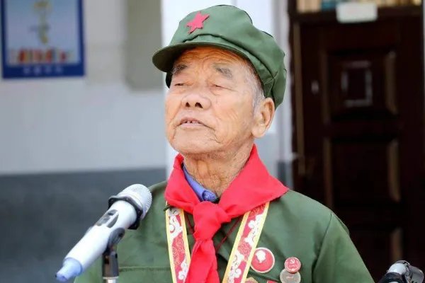 成都大爷街头口哨吹奏爱国歌曲，对此你有何评价？