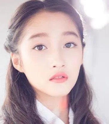 关晓彤比基尼照：女大十八变变出好身材（图）