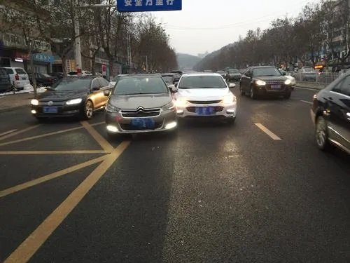 白岩松评豪车恶意别车事件，拘留者是否得到教训？