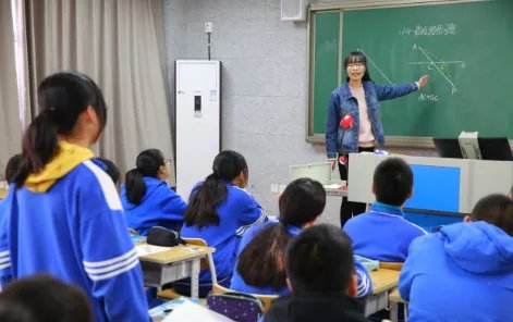 老师属于公务员吗