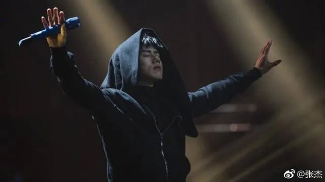 张杰获奖谢谢很辛苦的娜娜，隔空秀恩爱，他们的爱情你羡慕吗？