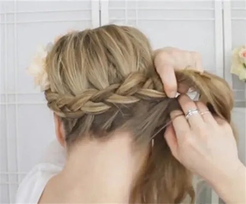 新娘晚装发型怎么做好  简单新娘晚装发型步骤解析