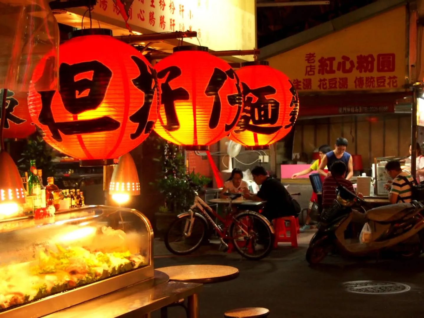 警方通报小车冲过夜市撞飞数人，此起事故的原因是什么？