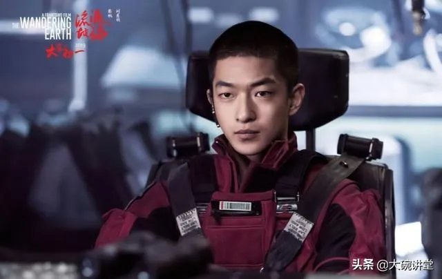 屈楚萧否认恋情，万籽麟回应被分手，屈楚萧到底是个怎样的人？