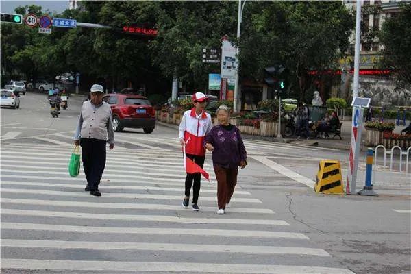 老人艰难过马路，绿灯为他多亮97秒，这有没有感动到你？