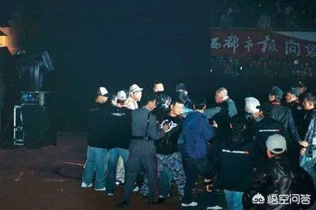 林俊杰经纪人打掉粉丝手机阻止拍摄，林毫无反应，你怎么看？