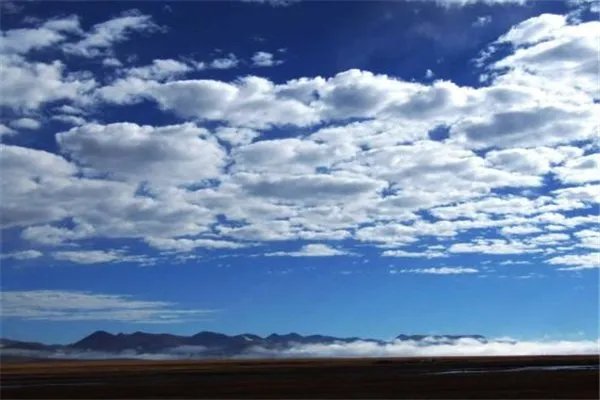 天空中漂浮的云，可能有多重？重量受什么影响？