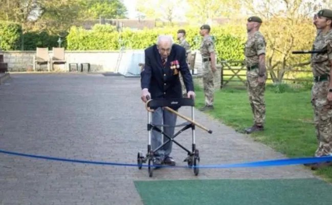 英女王为百岁老兵封爵是怎么回事？