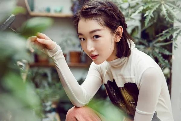 周冬雨同学聚会低调站边角，她为何如此低调？