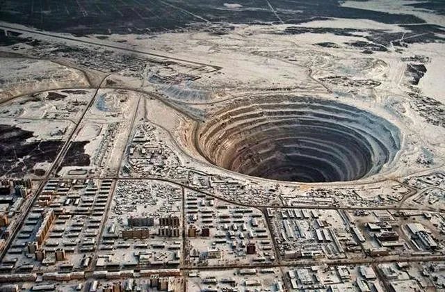 钻石为什么在钻石坑里？