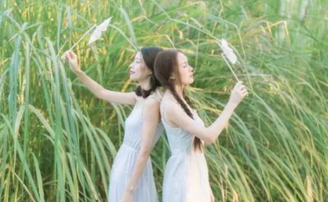 一个像夏天一个像秋天的歌词是？