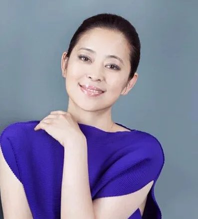 55岁倪萍整容照疯传 年轻时端庄大方