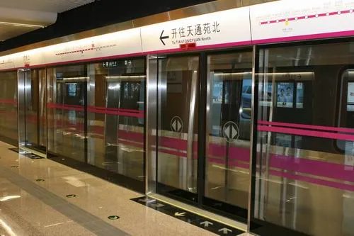 北京地铁5号线部分列车晚点，这是由什么原因导致的？