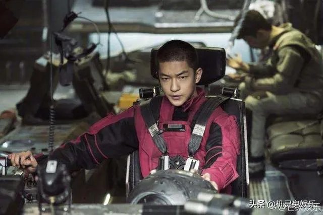 屈楚萧否认恋情，万籽麟回应被分手，屈楚萧到底是个怎样的人？