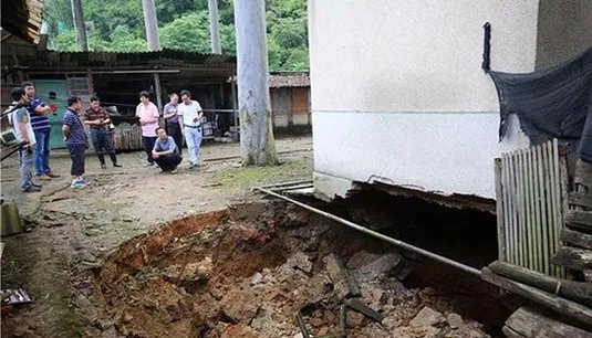广西一居民楼地陷有伤亡吗？