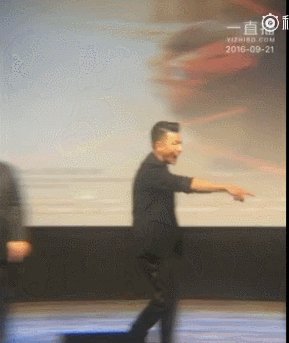 林俊杰经纪人打掉粉丝手机阻止拍摄，林毫无反应，你怎么看？