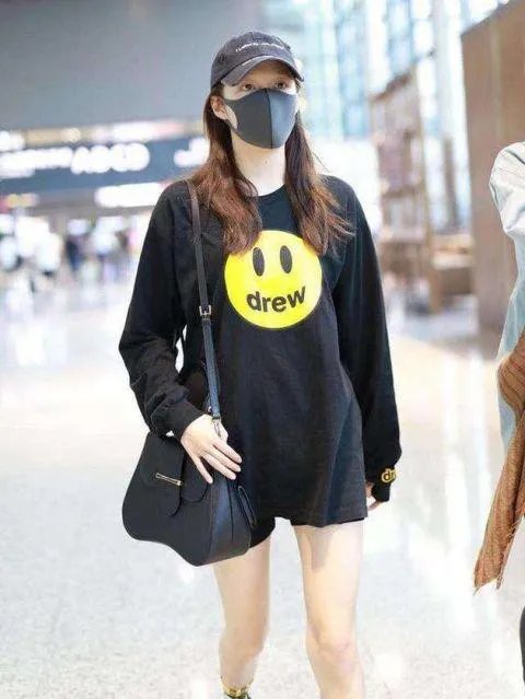 鹿晗穿情侣卫衣外出 网友：快3年了还这么甜