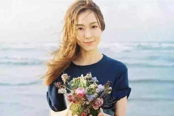 一个像夏天一个像秋天的歌词是？