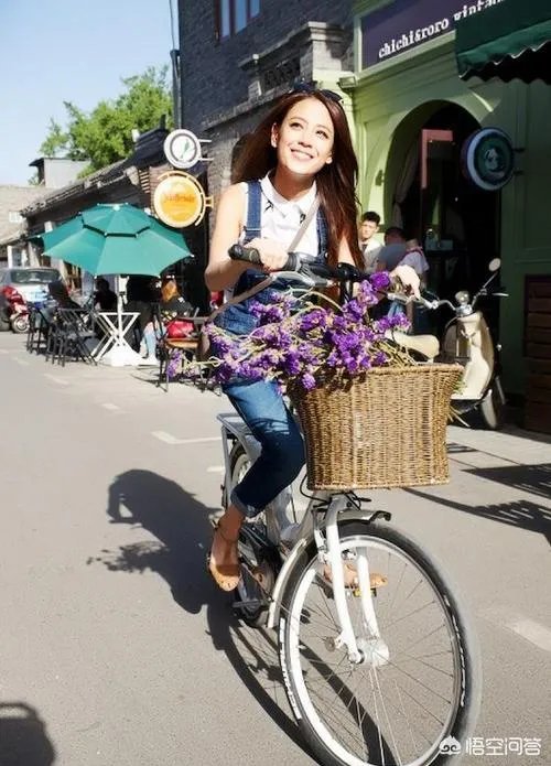 非诚勿扰里的歌曲有哪些成功时牵手放的那个歌曲是什么？