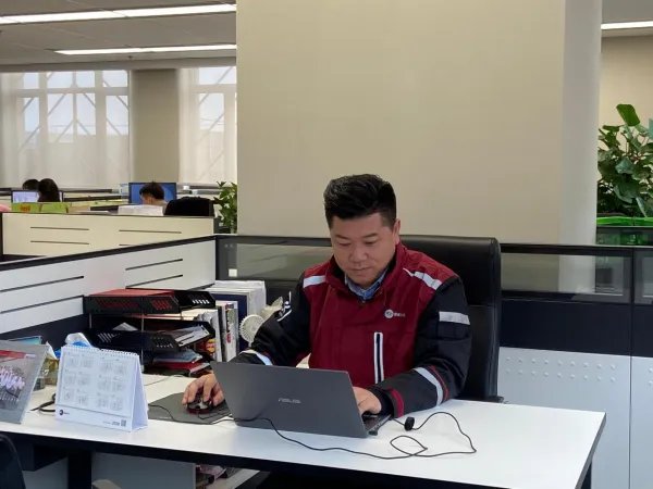 上海首位快递高级工程师，快递员工为何也能当“教授”？