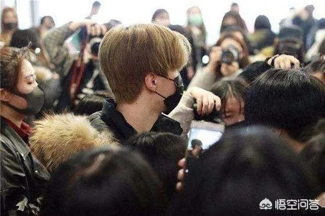 林俊杰经纪人打掉粉丝手机阻止拍摄，林毫无反应，你怎么看？