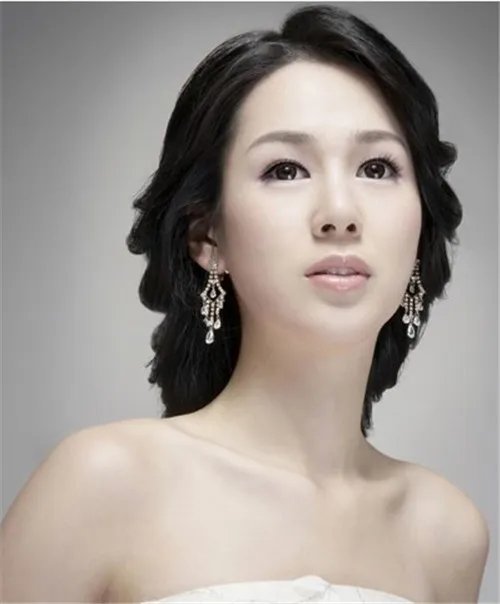 新娘晚装发型怎么做好  简单新娘晚装发型步骤解析