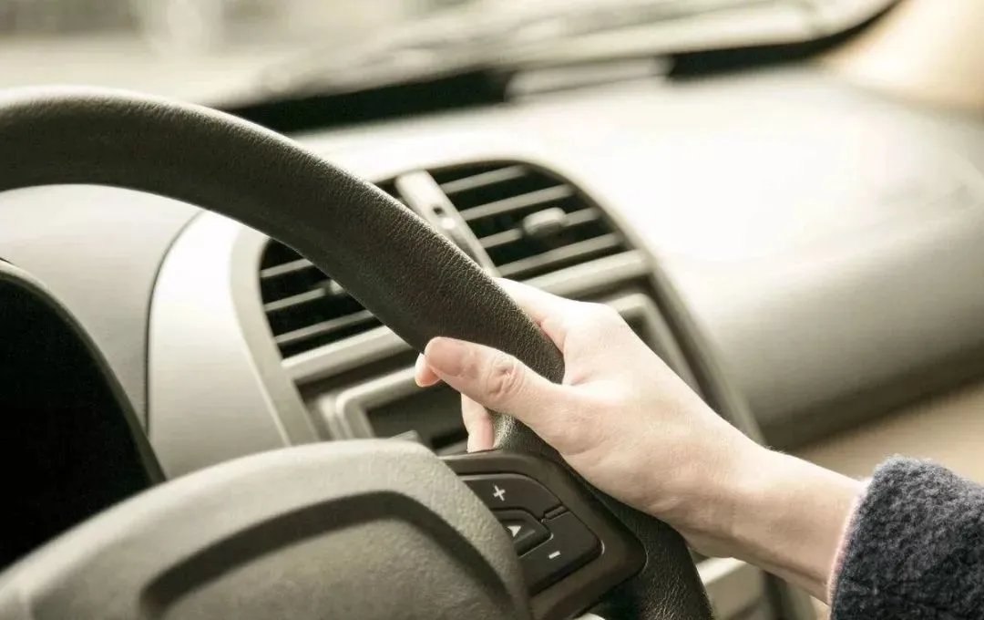 警方通报小车冲过夜市撞飞数人，此起事故的原因是什么？