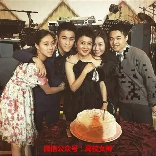 梁安琪有几个子女三子何猷佳怎么消失了去哪了 到底有没有何猷佳