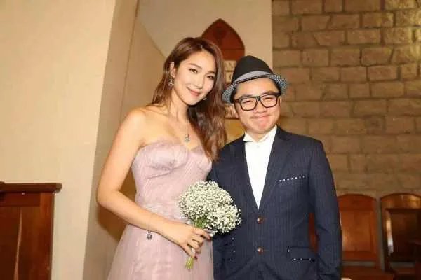 王祖蓝微博宣布二胎得女喜讯，结婚多年他与老婆李亚男的感情为什么这么好？