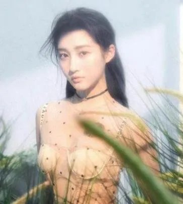 关晓彤比基尼照：女大十八变变出好身材（图）