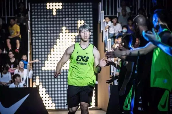 张鸿林的生活过得怎样？