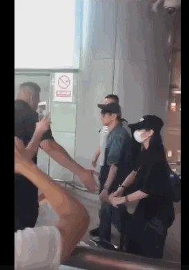 林俊杰经纪人打掉粉丝手机阻止拍摄，林毫无反应，你怎么看？